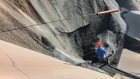 Barge unloading 4300 tons of black and yellow phosphate ore - Smooth, relaxing flow