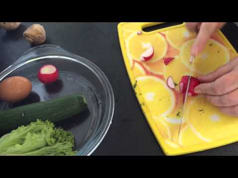 Видео рецепт Весенний салат с черемшой и маринованными кабачками