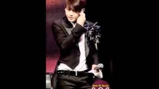 [FANCAM] 110831 Yoseob wiping his sweats away @ Samsung Live Sets! #7