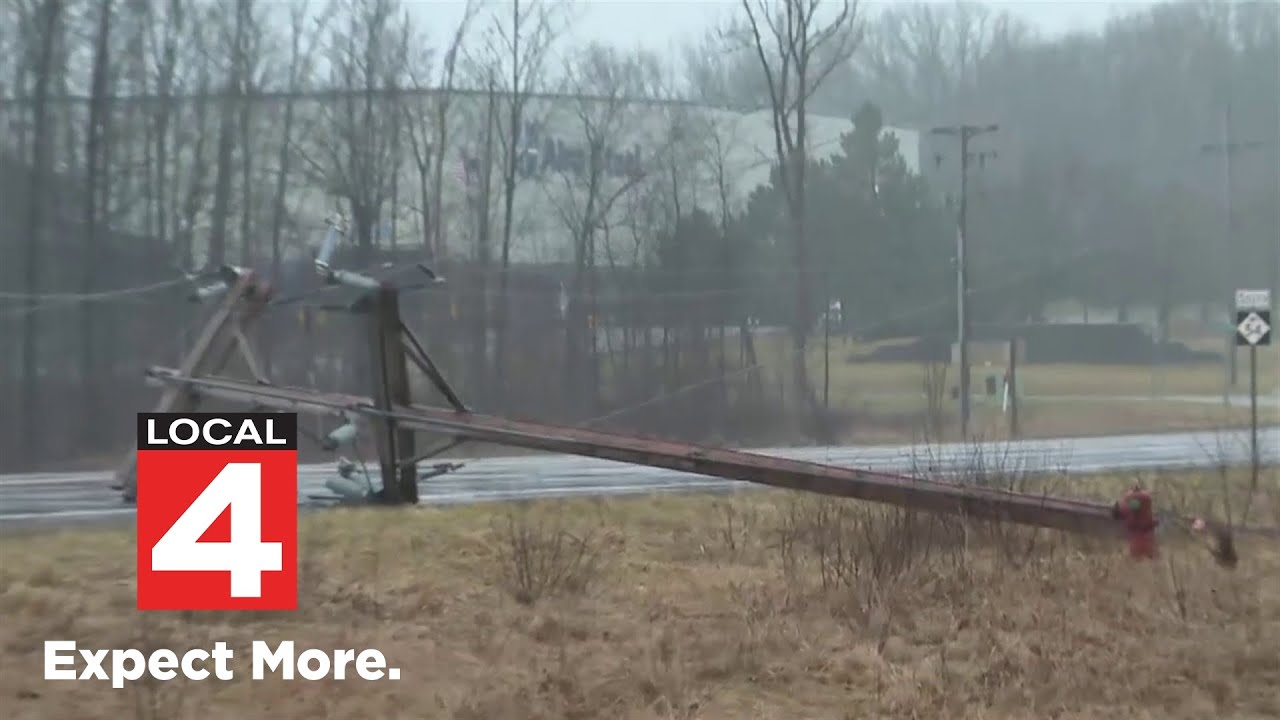 Tornado knocks down power lines, downs trees in Grand Blanc - YouTube
