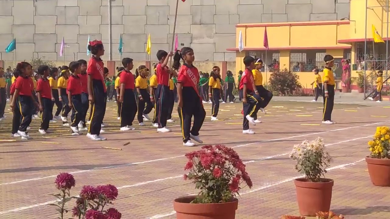 ড্রামের তালে তালে প্যারেড করানো হচ্ছে