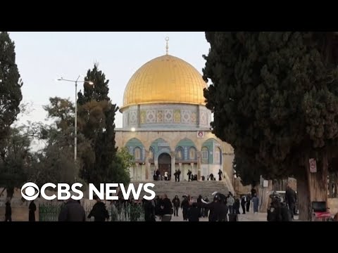 Israeli police clash with Palestinians at al-Aqsa mosque