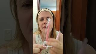 Dermaplaning em casa (técnica de depilação do rosto) lâmina ou caneta depiladora