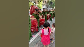 Em bé cuối tuần đi xem các chú công an tập đánh trống #respect #congannhandan #short #tintuc
