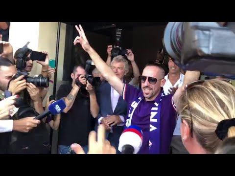 Fiorentina, Ribery è arrivato a Firenze: 300 tifosi all'aeroporto per il neo acquisto viola