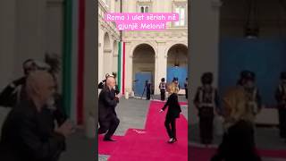 Rama I Ulet Sërish Në Gjunjë Melonit