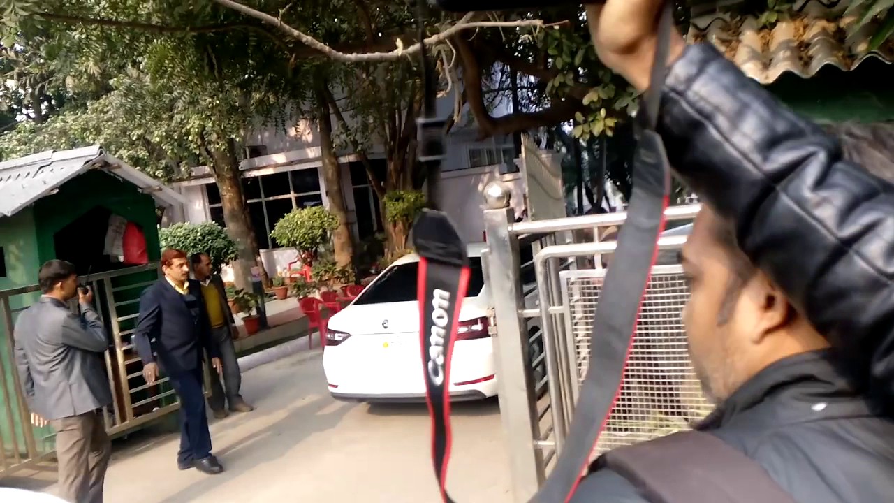 आजम खान पहुंचे सपा सुप्रीमो मुलायम सिंह के आवास पर 5 कालिदास मार्ग सपा में सुलह कराने की कोशिश जारी - YouTube