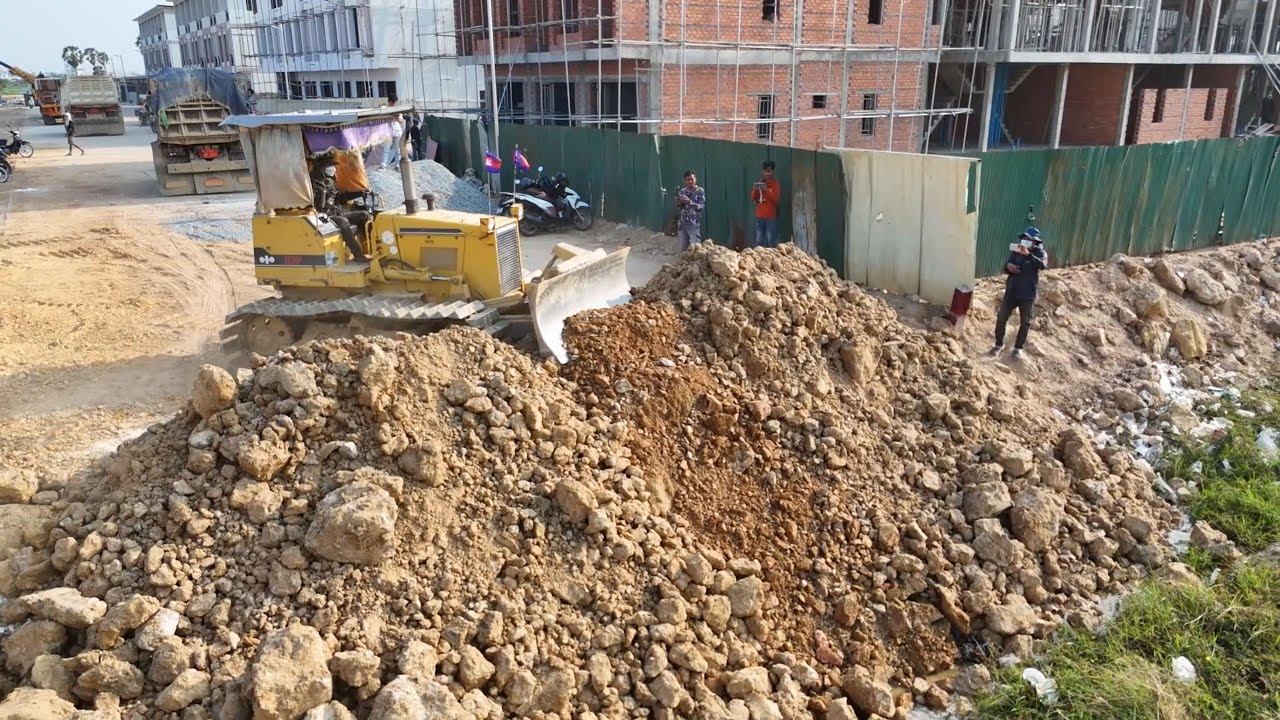 Skillful Driver Work! D31P Bulldozer & Dump Trucks Team Up to Move Stone & Soil for Land Filling