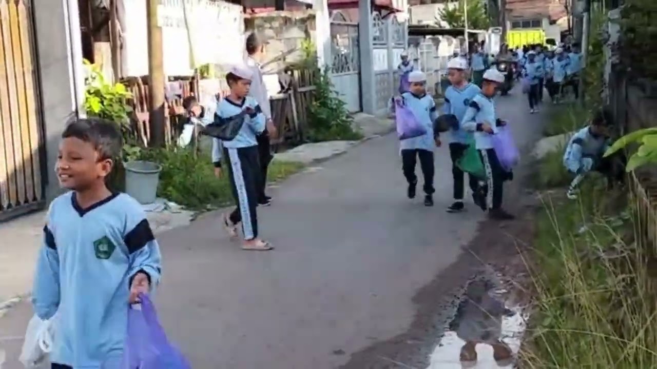 KEGIATAN GERAKAN BERSAMA BERSIH BERSIH DI LINGKUNGAN MADRASAH SABTU, 14 fEBRUARI 2026