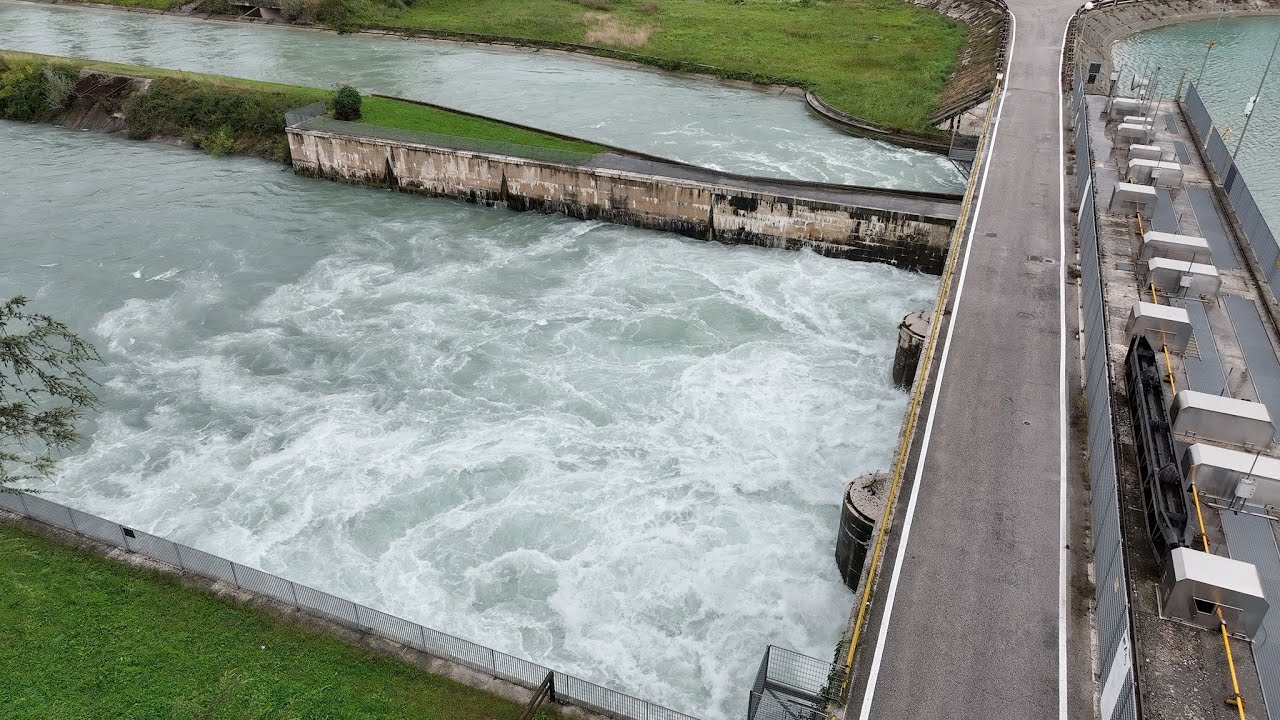 L'Edificio Regolatore del Lago di Garda in funzione mentre 
