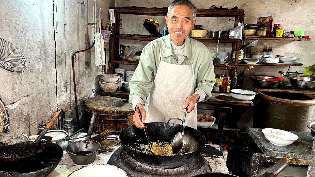 河南开封大哥卖叫花鸡，3天能卖2500只，日赚好几万，这种美食方式太新奇【麦总去哪吃】