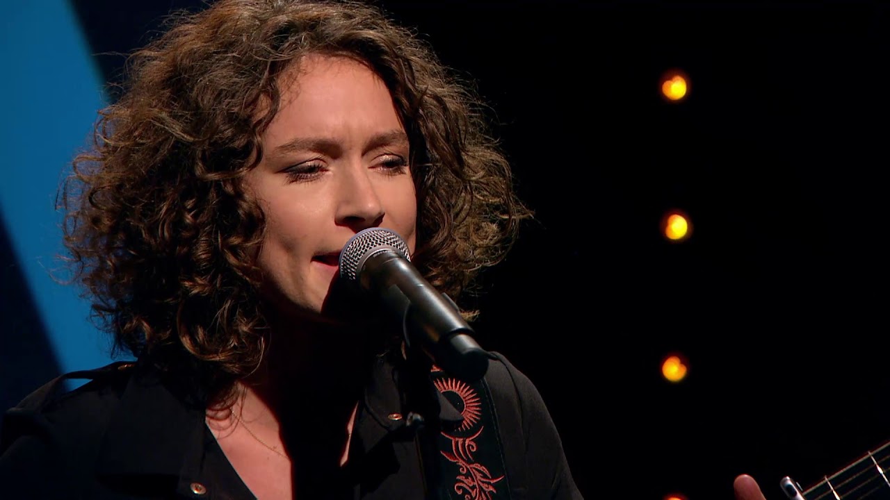 Shandy & Eva wykonują utwór Night By Night