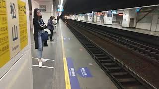 110B次迴送樹林調車場的TEMU2012+TEMU2011普悠瑪號，和2144次經由山線開往基隆的EMU714+EMU713阿福號區間車