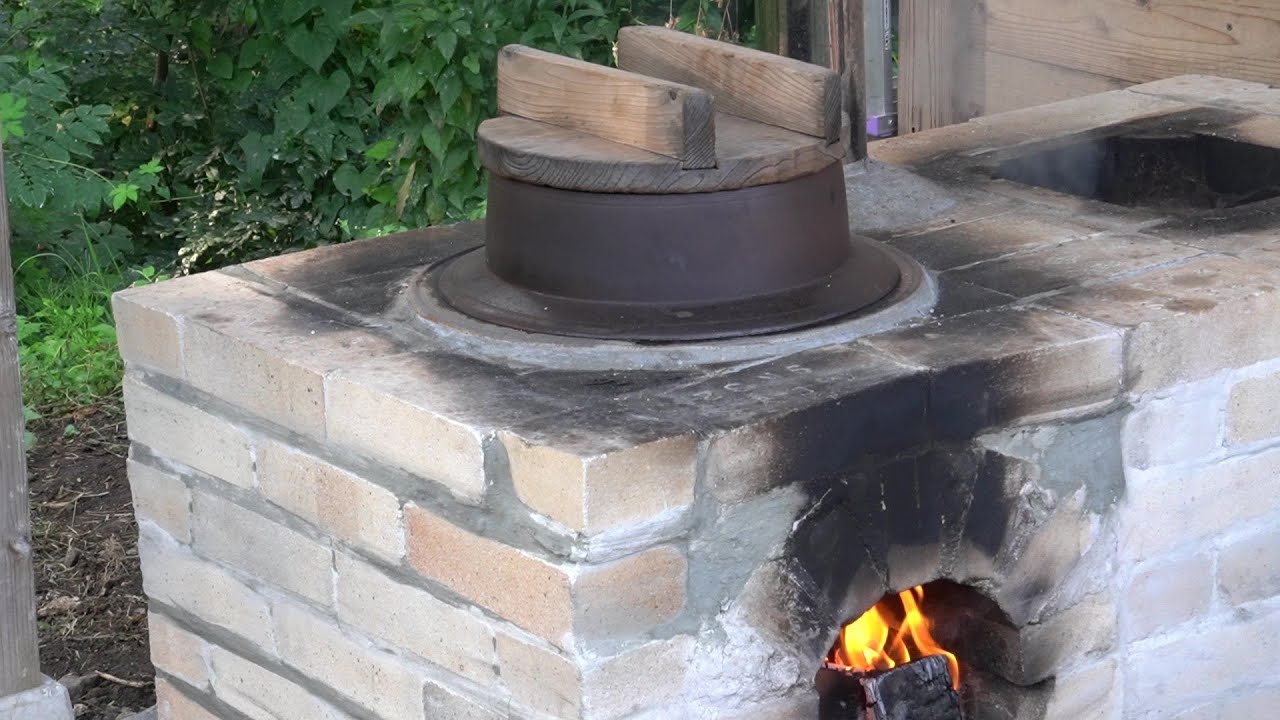 かまどを作りました。　I made a Japanese old cooking stove.