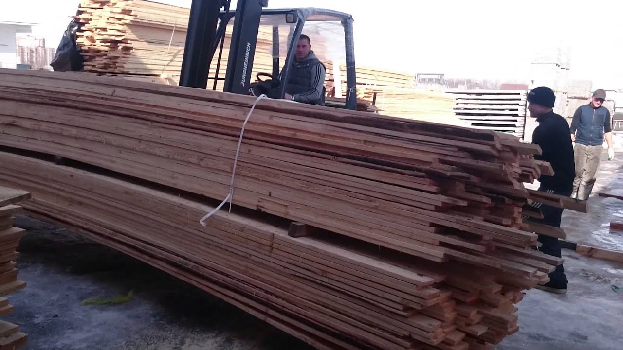 Разгрузка пиломатериалов погрузчиком - YouTube
