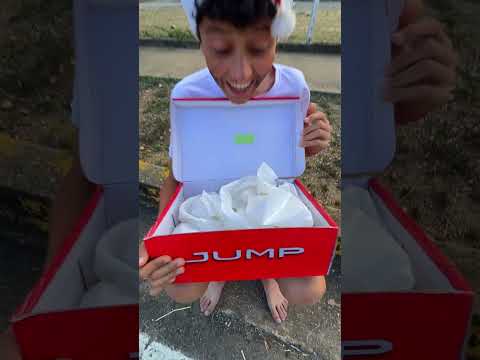 Este chico no tiene zapatos😱