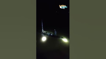 Thót tim theo dõi cảnh giải cứu người đàn ông ôm cột điện kêu cứu giữa dòng nước xiết cuồn cuộn