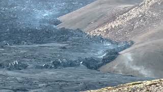 Bluish sulfuric haze covers the eruption site 🌋 Lava remains hot 🔥 and emits gases. 08.08.25