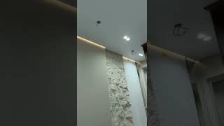 Теневая подсветка на потолке сильно меняет ощущение квартиры вечером.