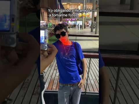 YO OBLIGADO A MI AMIGO A TOMARME FOTOS