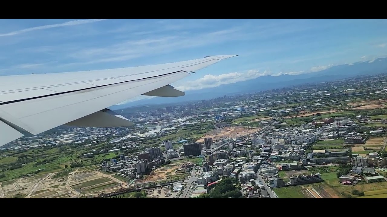 體驗飛機起飛加速影片，並俯瞰桃園郊區景象