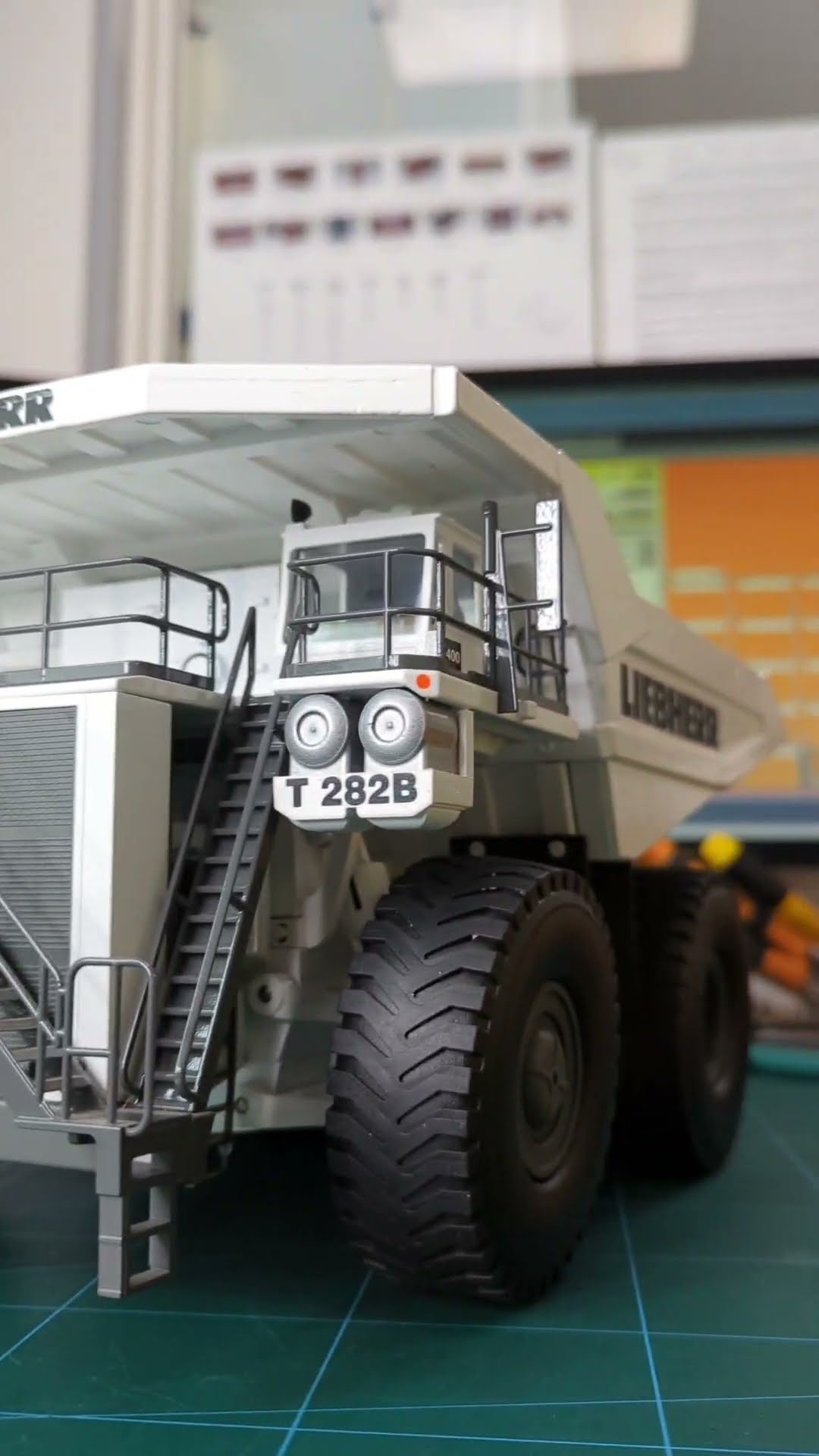 LIEBHERR 1/50 マイニングダンプ LIEBHERR 1/50 マイニングダンプ