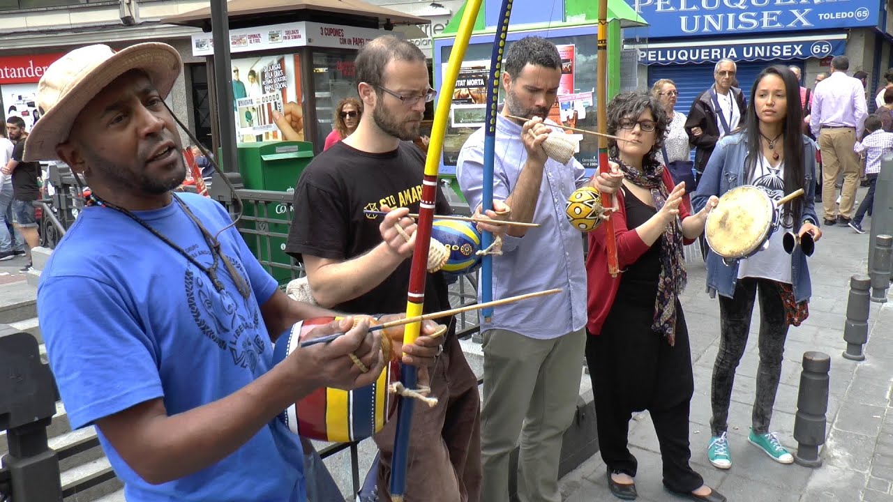 Grupo Liberdade de Vadiar: Ritmos de capoeira - Busking in Madrid