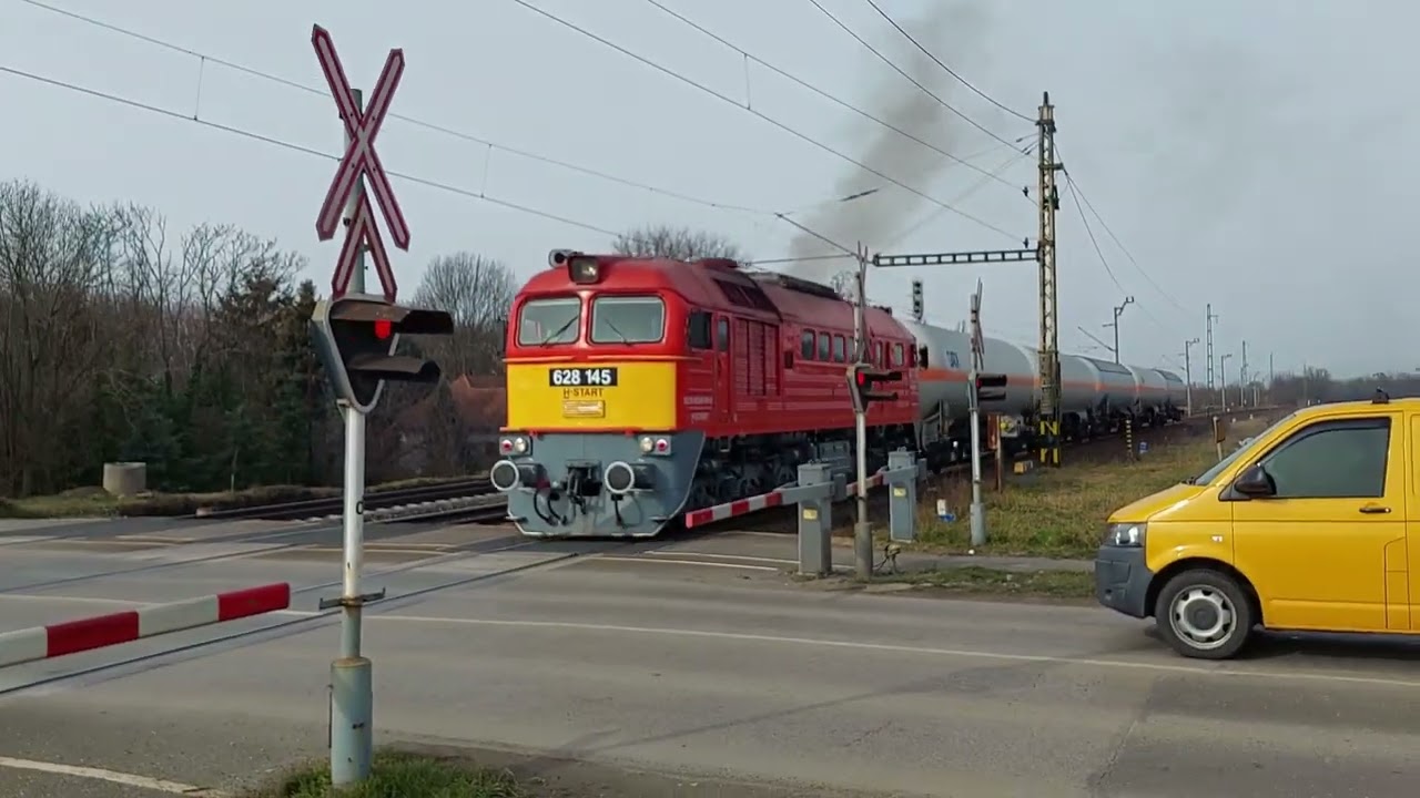 Vonatok Szegeden a szabadkai úti vasúti átjárónál 2023.02.03.