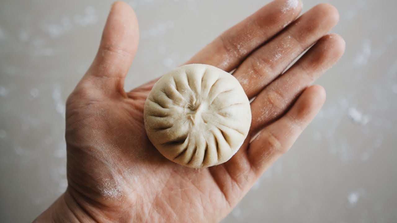 How to fold a classic steamed bun (baozi 包子) in 60 seconds