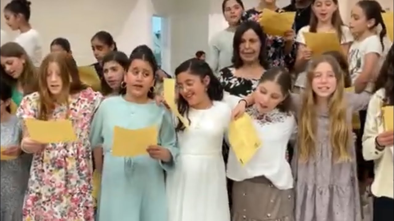 אל תעזבי ידיים | בת מצווה - פורת ברוש | שירת המונים - וזה הקול