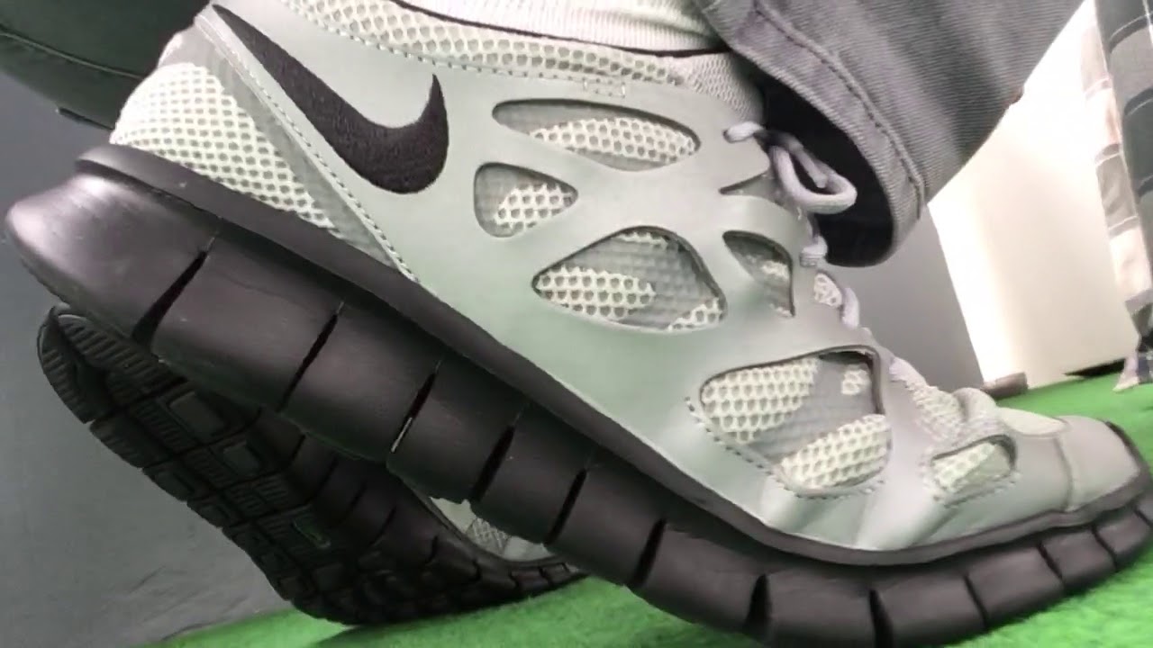 nike free run on feet