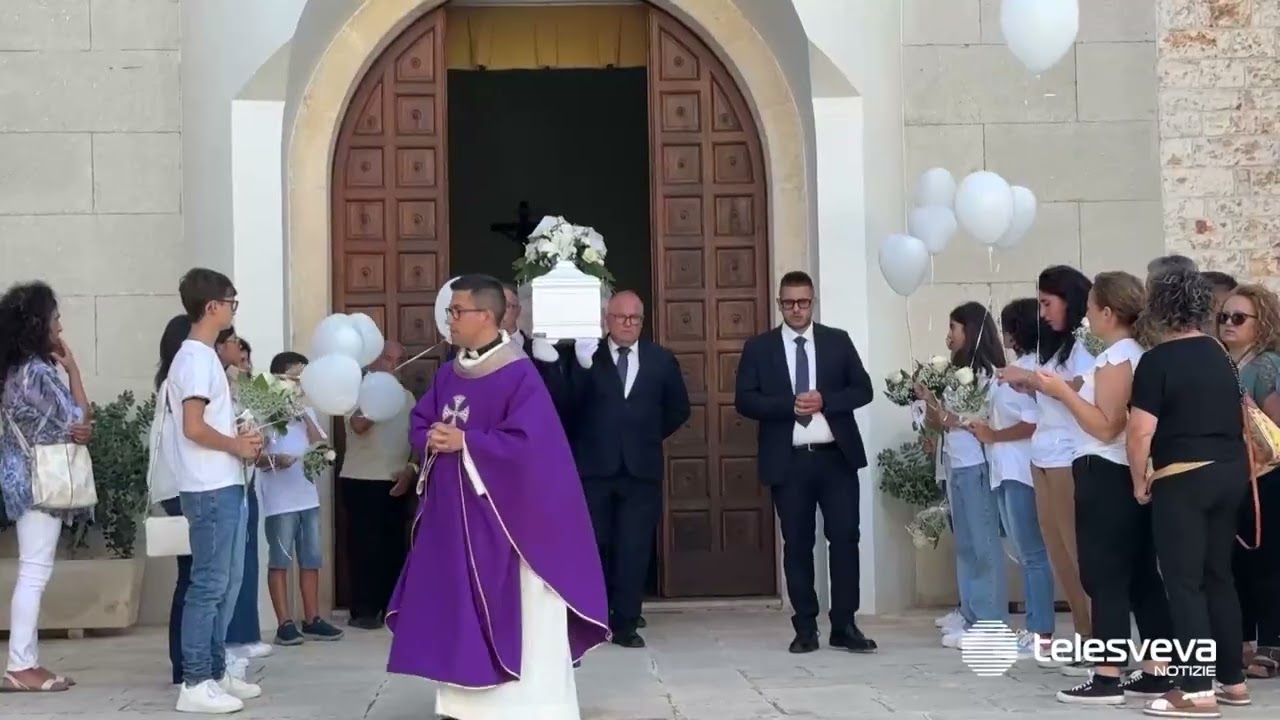 Bimbo di 4 anni morto annegato in un acquapark di Monopoli: l’ultimo straziante saluto ai funerali