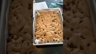 Easy chocolate chip cookie bars for Easter! #baking #recipe #easter #food #foodie