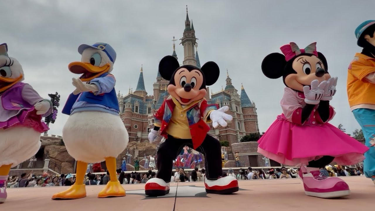 上海ディズニーランド ジンジャーブレッドマン ミッキー The Heart of Magic at Shanghai Disneyland - YouTube