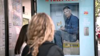 ambient media - Walkers Crisps put Gary Lineker inside a Twitter Vending Mac
