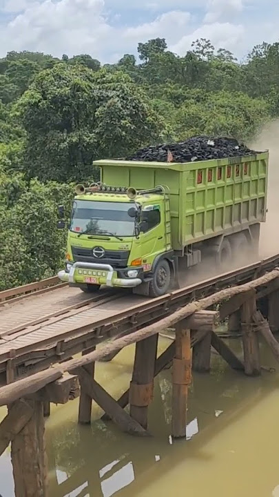 Supir Dump Truck Hino bernyali besar cookk !