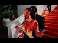 Kobieta ubrana w ukraiskie barwy oblewa si sztuczn krwi na festiwalu filmowym w cannes