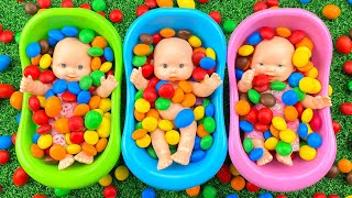 Mixing Candy in Three BathTub with Magic 3 Dolls &amp; Magic Rainbow M&amp;M&#39;s - Satisfying ASMR Video