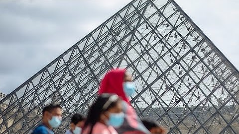Il Louvre rimane chiuso dopo un audace furto in pieno giorno che sconvolge Parigi
