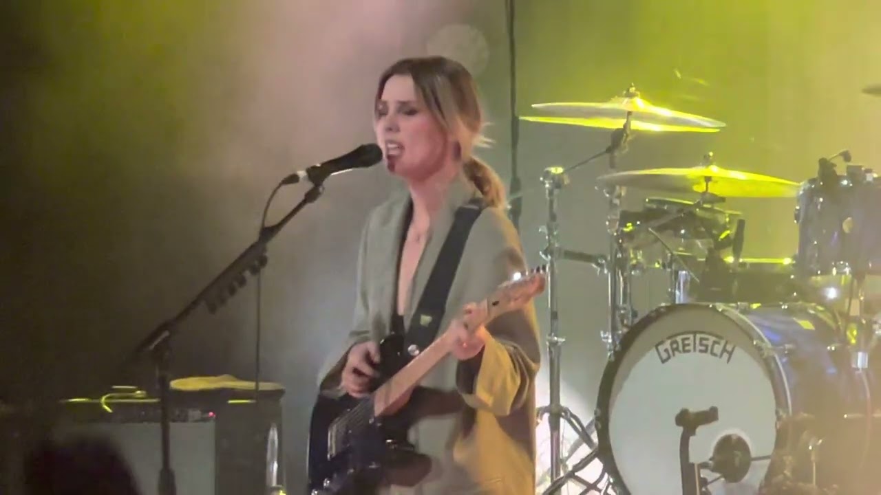 Wolf Alice,How can I make it ok performed in the Oosterpoort,Groningen (19/11/2022)
