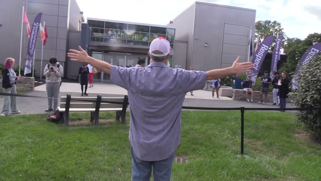 Девушка «мужчина» задаёт мне вопрос… Совершенно новый кампус