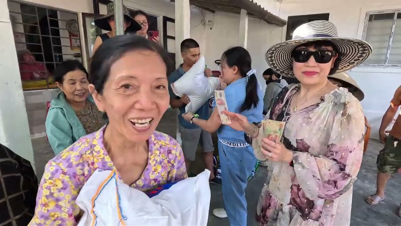 Đại GĐ A/C quý Anh Chị ở Mỹ thương giúp 70 phần quà đến bà con xóm nghèo ở Huế |Trân Trân Huế