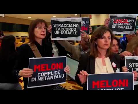 Video Accordo Ue-Israele, flash mob del M5S contro il No del Cae alla sospensione dell'intesa