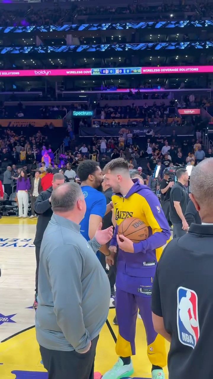 Luka says wassup to Dinwiddie then drains a half court shot ?