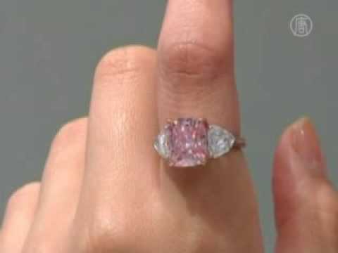 Video: Berlian merah muda langka dijual dengan harga rekor