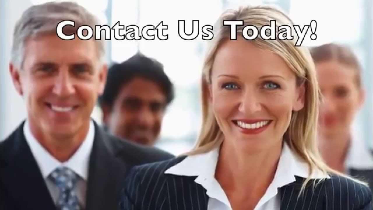 Myro® — интерактивная и когнитивная реабилитация. число сопровождающих на группу детей. мелани адамс. занятия с детьми инвалидами. женщина указывает на дверь.