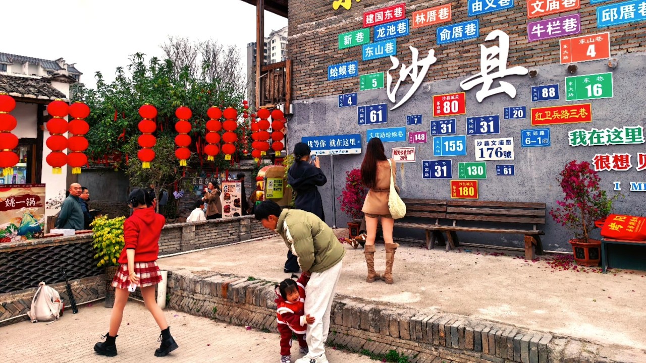 中国春节南方年味十足，大年初一街上热闹的景象The lively scene on the streets of the Chinese New Year