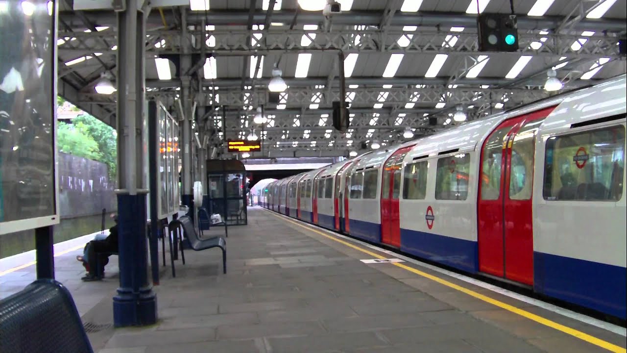 London Underground - Queen's Park Station - YouTube