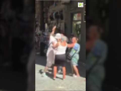Video RISSA IN STRADA A NAPOLI DUE COPPIE IN PIENO CENTRO TRA BORSETTATE E SPINTONI