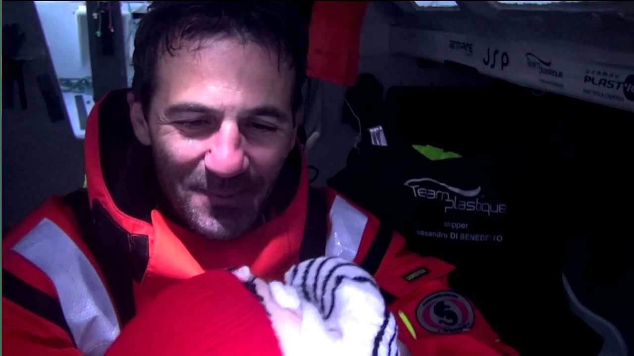 Alessandro Di Benedetto ouvre ses cadeaux - Vendée Globe 2012 2013